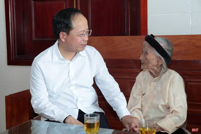 Bí thư Tỉnh ủy Nguyễn Duy Lâm ân cần hỏi thăm tình hình sức khỏe bà Lê Thị Sáu - mẹ liệt sĩ Nguyễn Châu Sơn.