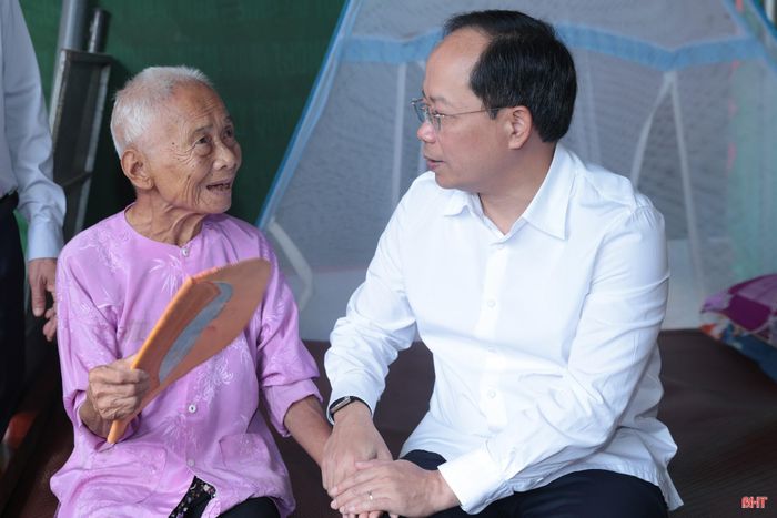 Tiếp đó, đồng chí Bí thư Tỉnh ủy Nguyễn Duy Lâm cùng đoàn công tác đã tới thăm, tặng quà bà Lê Thị Hán (SN 1935, trú thôn Thạch Châu) – vợ liệt sĩ Nguyễn Đức Giản.