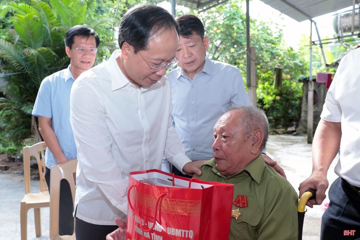 Tại xã Mai Phụ, đồng chí Nguyễn Duy Lâm – Ủy viên Trung ương Đảng, Bí thư Tỉnh ủy, Trưởng đoàn ĐBQH tỉnh cùng đoàn công tác đã tới thăm, tặng quà ông Phan Hồng Ý (SN 1946, trú thôn Gia Thiện) – thương binh 1/ 4. Sau đợt tai biến, ông Ý hiện không thể đi lại. Mọi sinh hoạt đều phải nhờ sự hỗ trợ của người thân trong gia đình. Đồng chí Bí thư Tỉnh ủy đã ân cần thăm hỏi tình hình sức khỏe thương binh Phan Hồng Ý.