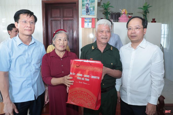 Tại xã Việt Xuyên, đồng chí Bí thư Tỉnh ủy và đoàn công tác đã tới thăm, tặng quà ông Bùi Chí Thanh (SN 1955), là thương binh 1/4 ở thôn Thống Nhất.
