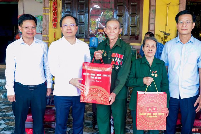 Đồng chí Bí thư Tỉnh ủy tặng quà gia đình ông Phan Văn Quế.