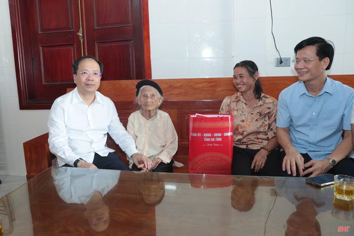 Tại xã Thạch Hà, đồng chí Nguyễn Duy Lâm – Ủy viên Trung ương Đảng, Bí thư Tỉnh ủy, Trưởng đoàn ĐBQH tỉnh đã tới thăm, tặng quà bà Lê Thị Sáu (SN 1935, trú thôn Bắc Thanh) - mẹ liệt sĩ Nguyễn Châu Sơn.