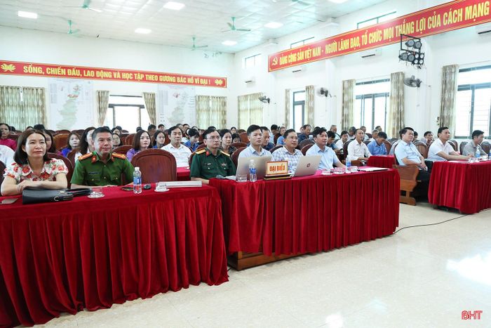 Đại biểu tham dự buổi lễ.