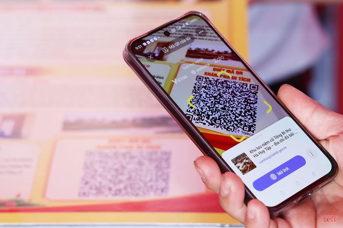 Dịp này, UBND xã Cẩm Hưng cũng triển khai gắn mã QR tra cứu thông tin về Khu di tích Cố Tổng Bí thư Hà Huy Tập và các di tích lịch sử trên địa bàn; qua đó, giúp người dân, du khách thuận tiện tra cứu thông tin bằng điện thoại thông minh, góp phần đẩy mạnh chuyển đổi số trong bảo tồn và quảng bá di sản văn hóa, lịch sử.