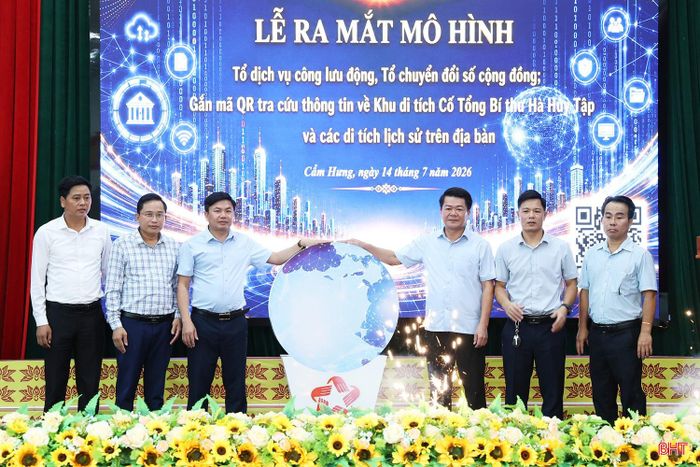 Tại buổi lễ, UBND xã Cẩm Hưng đã công bố quyết định thành lập và ấn nút ra mắt mô hình: Tổ dịch vụ công lưu động hỗ trợ nhóm đối tượng yếu thế trong giải quyết thủ tục hành chính, tổ chuyển đổi số cộng đồng.
