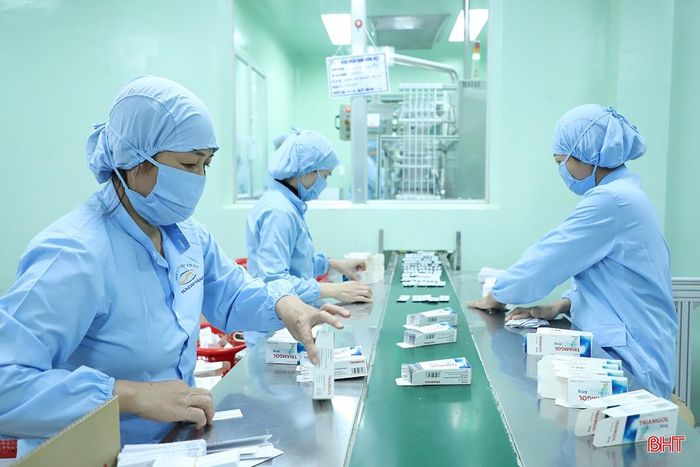 Hoạt động sản xuất dược phẩm tại Công ty CP Dược Hà Tĩnh.