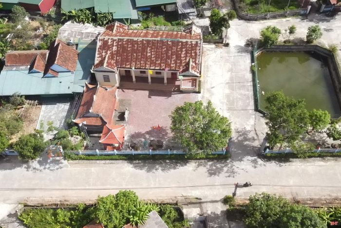 Nhà bia tưởng niệm của thôn được người dân duy trì lễ giỗ tập thể các liệt sĩ.