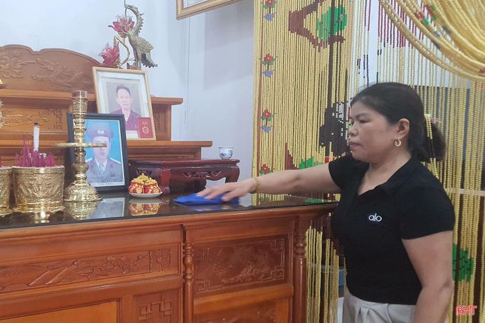 Mỗi độ tháng Bảy về, người thân lại lau dọn bàn thờ, dâng hương, thắp hoa đăng tưởng nhớ liệt sĩ.