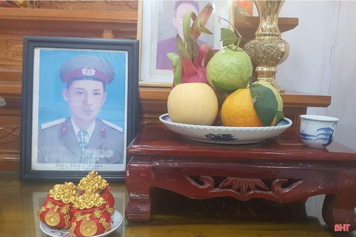 Bà Phạm Thị Vinh dâng hương tưởng nhớ các Mẹ Việt Nam Anh hùng cùng các liệt sĩ.