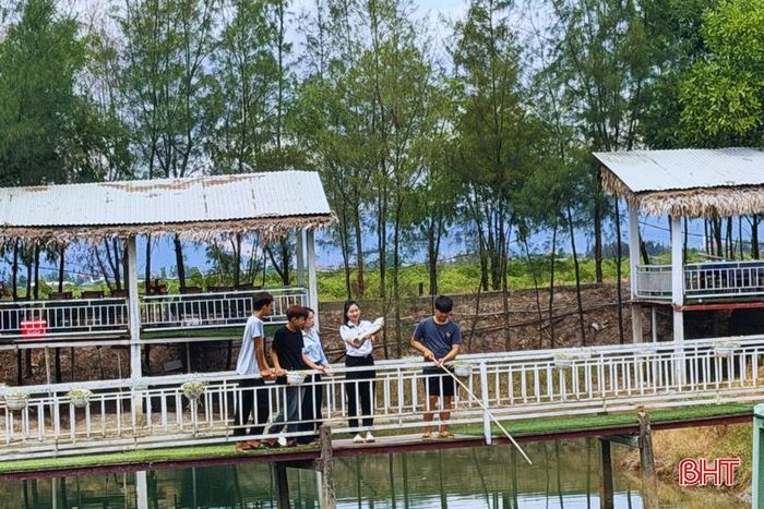 Chị Nguyễn Quỳnh Trâm (thứ hai từ phải sang) cùng bạn bè tham gia nhiều trải nghiệm tại Khu du lịch sinh thái Rừng Đước.