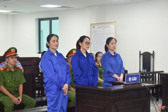 Các bị cáo: Hoàng Thị Thuần (giữa) Hoàng Thị Hằng (bên trái), Phạm Thị Minh Hà trước bục khai báo.