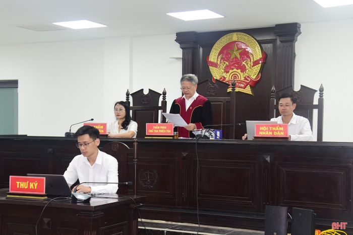 Hội đồng xét xử tuyên phạt 3 bị cáo về tội "Vận chuyển trái phép hàng hóa qua biên giới".