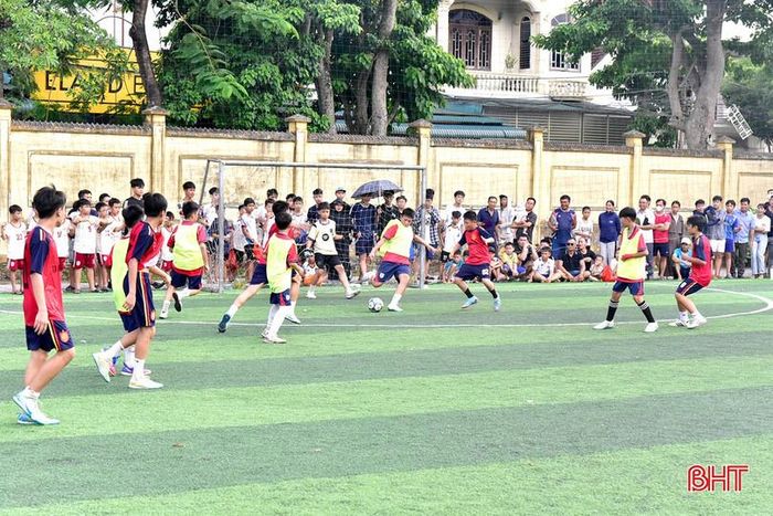  Giải thu hút sự tham gia của 10 đội bóng đến từ các tổ dân phố trên địa bàn phường Bắc Hồng Lĩnh. Giải thi đấu theo luật bóng đá 7 người. Ảnh: Trận đấu giữa đội TDP Xuân Lam (áo xanh) và đội TDP Hồng Sơn. 