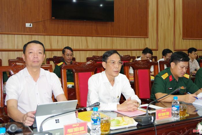 Các đồng chí: Phan Thiên Định - Phó Bí thư Tỉnh ủy, Chủ tịch UBND tỉnh Hà Tĩnh; Đẩu Thanh Tùng - Phó Chủ tịch UBND tỉnh Thanh Hóa và đại biểu dự hội nghị.