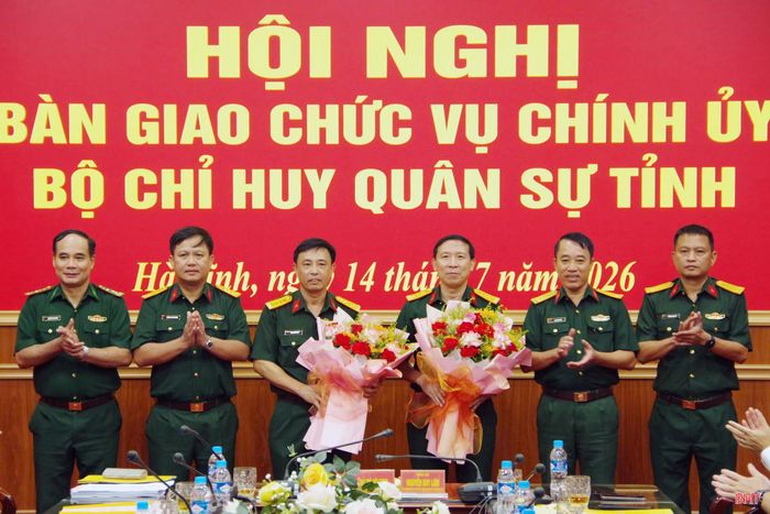 Lãnh đạo Bộ CHQS tỉnh Hà Tĩnh chúc mừng 2 đồng chí nhận nhiệm vụ mới.