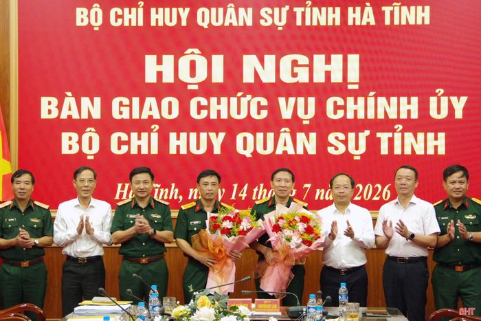 Lãnh đạo các tỉnh Hà Tĩnh, Thanh Hóa và đại biểu tặng hoa chúc mừng 2 đồng chí nhận nhiệm vụ mới.