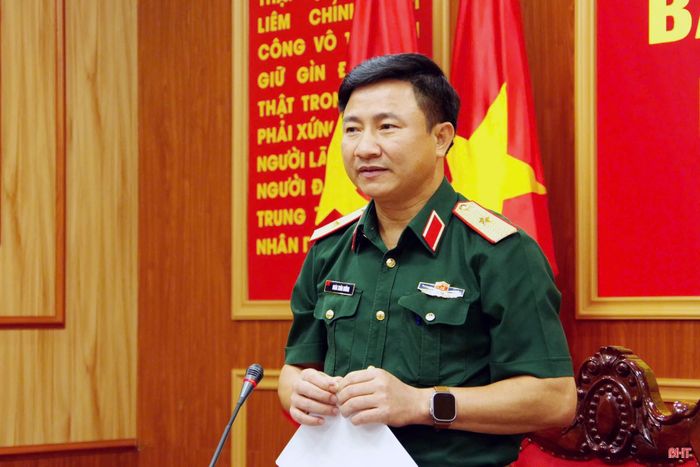 Thiếu tướng Đoàn Xuân Bường - Chính ủy Quân khu 4 phát biểu tại hội nghị.