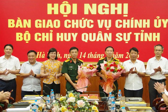 Lãnh đạo các ban Đảng Tỉnh ủy Hà Tĩnh chúc mừng 2 đồng chí nhận nhiệm vụ mới.
