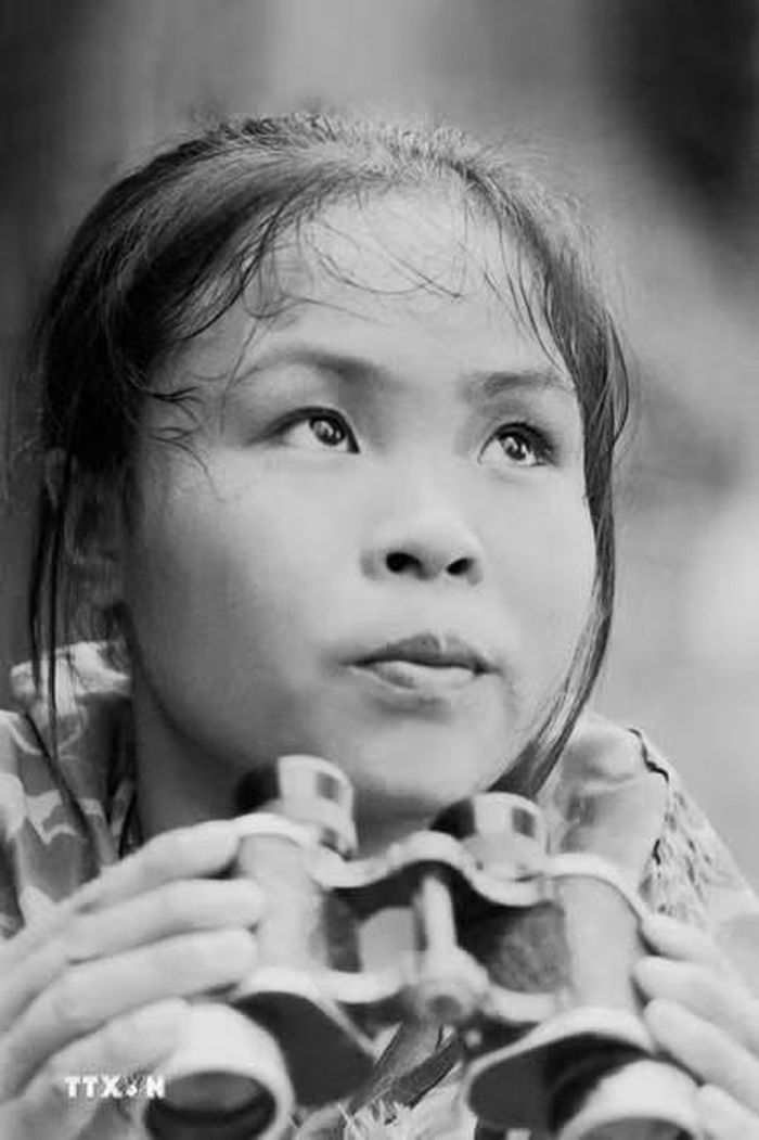 Anh hùng La Thị Tám ngày đêm bám trọng điểm, đếm bom thù, cùng đồng đội phá bom, sửa đường, đảm bảo thông xe ra tiền tuyến. (Ảnh: Văn Bảo/TTXVN)