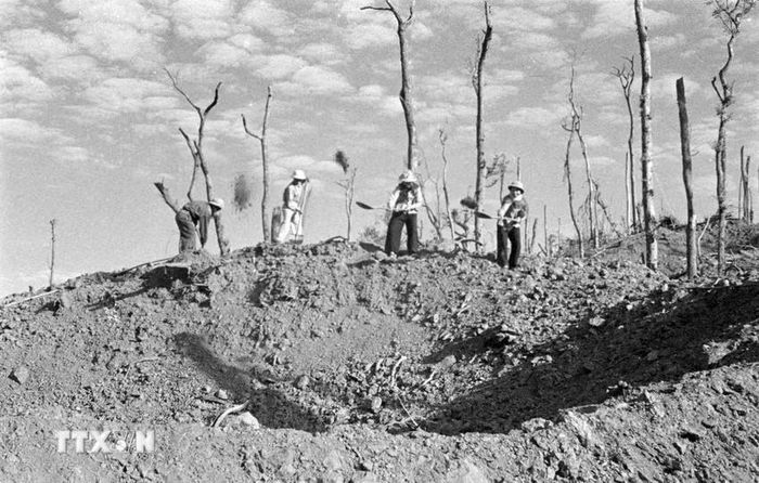 Mặc dù địch đánh phá ác liệt ngày đêm, Đại đội 4, Đội 25 thanh niên xung phong chống Mỹ, cứu nước Quảng Bình vẫn bán sát đường, sửa chữa đường kịp thời, đảm bảo giao thông thông suốt. (Ảnh: Văn Sắc/TTXVN)