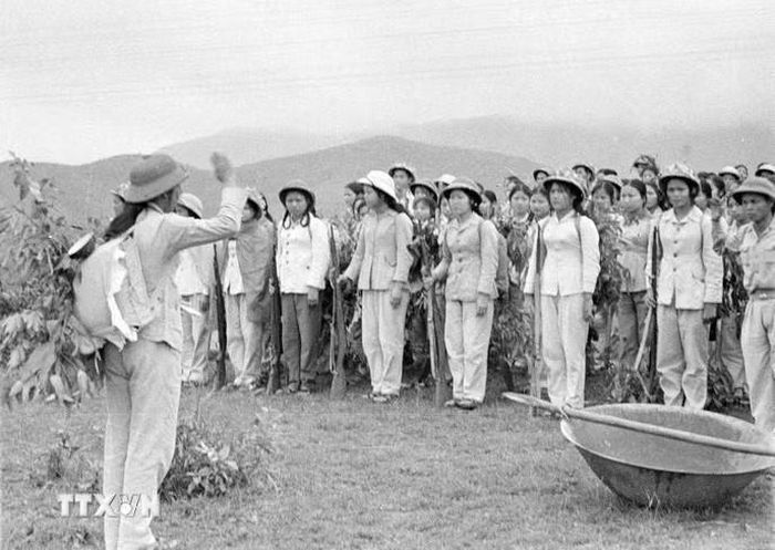 Lực lượng thanh niên xung phong hăng hái nhận nhiệm vụ, quyết tâm sẵn sàng hoàn thành nhiệm vụ. (Ảnh: TTXVN)
