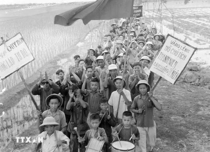 Thanh niên xã Chi Lăng, huyện Tiên Hưng (Thái Bình) nô nức lên đương tòng quân diệt Mỹ (1967). (Ảnh: Nguyễn Hoàn/TTXVN)