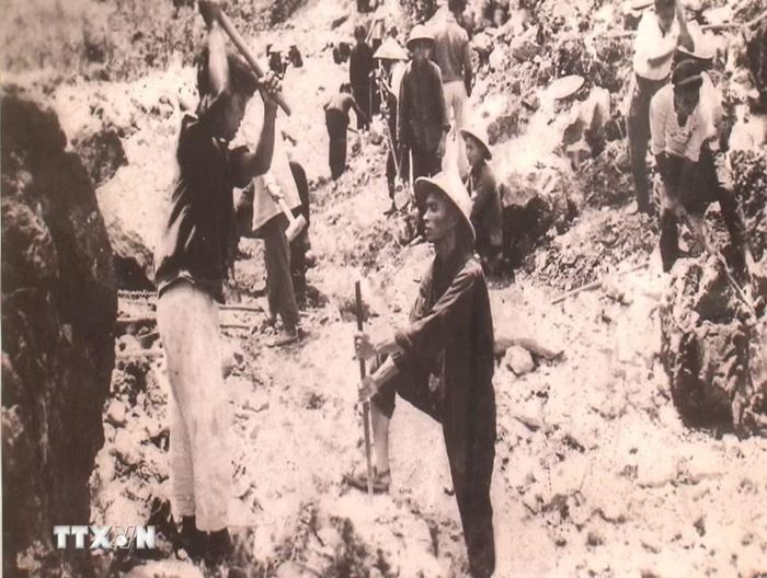 Công nhân đục choòng mở lỗ mìn phá đá ở Lũng Cẩm, Sà Phìn, Đồng Văn (1963), xây dựng quốc lộ 4C “con đường Hạnh phúc” từ Hà Giang qua Quản Bạ, Yên Minh rồi lên Đồng Văn và Mèo Vạc. (Ảnh: Tư liệu/TTXVN phát)