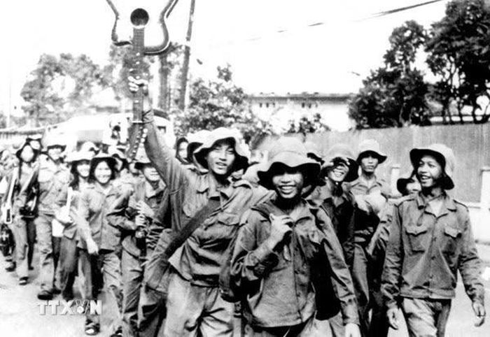 Thanh niên xung phong Thành phố Hồ Chí Minh hăng hái lên đường đi xây dựng vùng kinh tế mới, ngày 28/3/1976. (Ảnh: Tư liệu/TTXVN phát)