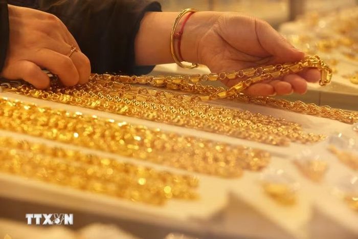 Trang sức vàng được bày bán tại cửa hàng ở tỉnh Chiết Giang, Trung Quốc. (Ảnh: THX/TTXVN)