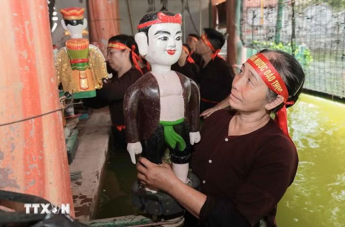 Nghệ nhân ưu tú Nguyễn Thị Thỏa, người giữ lửa tại phường múa rối nước Đào Thục (Thư Lâm, Hà Nội), tâm huyết với công tác bảo tồn di sản, góp phần phát triển văn hóa trong mô hình xã xã hội chủ nghĩa văn minh, nghĩa tình. (Ảnh: Phan Phương/TTXVN)