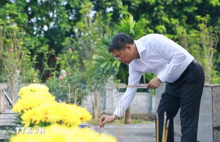 Thủ tướng Lê Minh Hưng thắp hương trên phần mộ liệt sỹ tại Nghĩa trang Liệt sỹ trung tâm tỉnh Lào Cai. (Ảnh: Dương Giang/TTXVN)