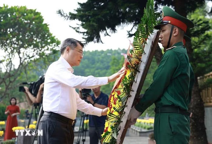 Trước đó, Thủ tướng Lê Minh Hưng dâng hoa tưởng niệm các Anh hùng, liệt sỹ tại Nghĩa trang Liệt sỹ trung tâm tỉnh Lào Cai, phường Yên Bái. (Ảnh: Dương Giang/TTXVN)