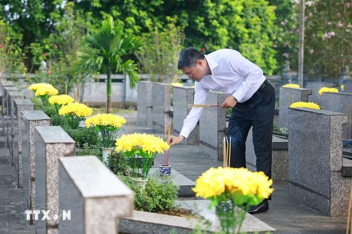 Thủ tướng Lê Minh Hưng thắp hương trên phần mộ liệt sỹ tại Nghĩa trang Liệt sỹ trung tâm tỉnh Lào Cai. (Ảnh: Dương Giang/TTXVN)