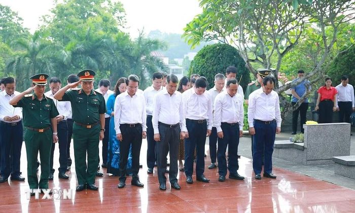 Thủ tướng Lê Minh Hưng và các thành viên đoàn công tác tưởng niệm các Anh hùng, liệt sỹ tại Nghĩa trang Liệt sỹ trung tâm tỉnh Lào Cai. (Ảnh: Dương Giang/TTXVN)