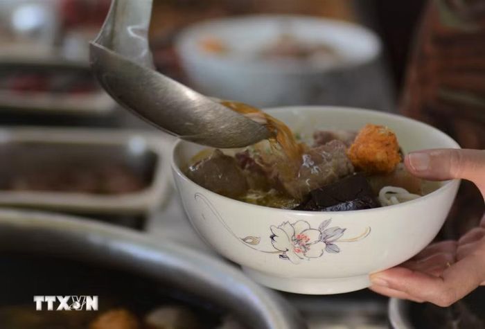 Tô bún bò Huế. (Ảnh: Văn Dũng/TTXVN)