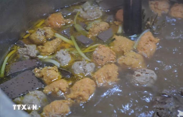 Nồi nước dùng bún bò Huế. (Ảnh: Văn Dũng/TTXVN)