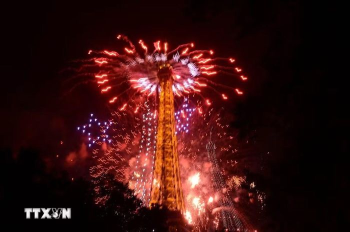 Màn pháo hoa rực rỡ bao trùm Tháp Eiffel trong chương trình nghệ thuật mở màn Quốc khánh Pháp tại Paris tối 13/7/2026. (Ảnh: Hữu Chiến/TTXVN)