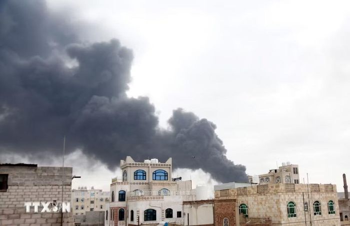(Tư liệu) Khói bốc lên từ địa điểm ở Sanaa, Yemen sau cuộc không kích ngày 6/5/2025. (Ảnh: THX/TTXVN)