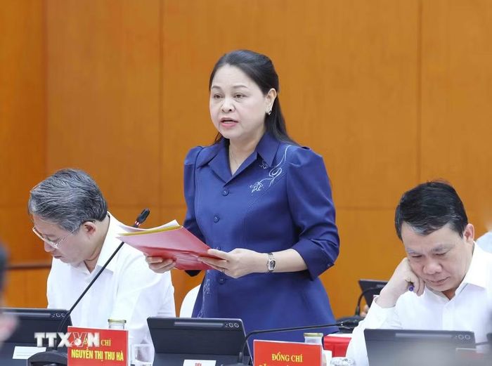 Đồng chí Nguyễn Thị Thu Hà, Ủy viên Trung ương Đảng, Phó Chánh Văn phòng Thường trực Văn phòng Trung ương Đảng trình bày báo cáo tại hội nghị. (Ảnh: Phương Hoa/TTXVN)