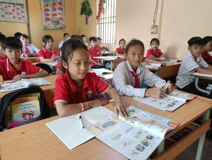 Miễn phí sách giáo khoa là chính sách nhân văn nhằm giảm gánh nặng chi phí học tập cho phụ huynh đồng thời giảm lãng phí trong sử dụng sách. (Ảnh: Phạm Mai/Vietnam+)