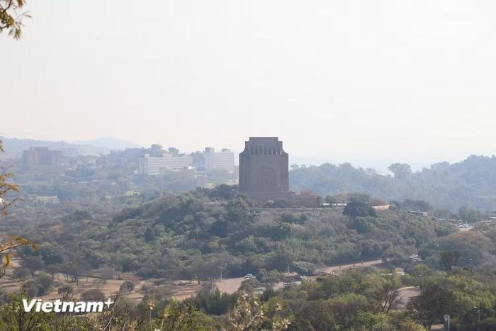 Đài tưởng niệm Voortrekker và pháo đài Schanskop cùng nằm trong khuôn viên. (Ảnh: Hồng Minh/Vietnam+)