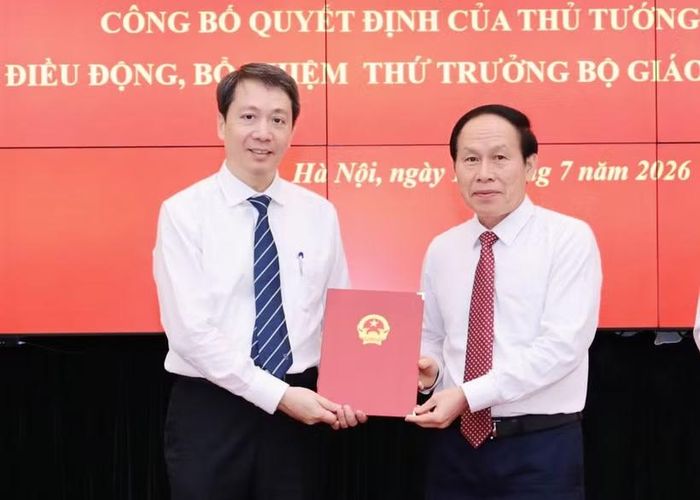 Phó Thủ tướng Lê Tiến Châu trao quyết định bổ nhiệm Thứ trưởng Bộ Giáo dục và Đào tạo cho ông Phạm Quang Hưng. (Ảnh: Bộ GD-ĐT)