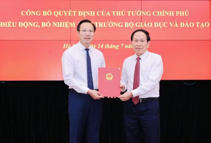 Phó Thủ tướng Lê Tiến Châu trao quyết định bổ nhiệm Thứ trưởng Bộ Giáo dục và Đào tạo cho ông Đoàn Trung Kiên. (Ảnh: Bộ GD-ĐT)