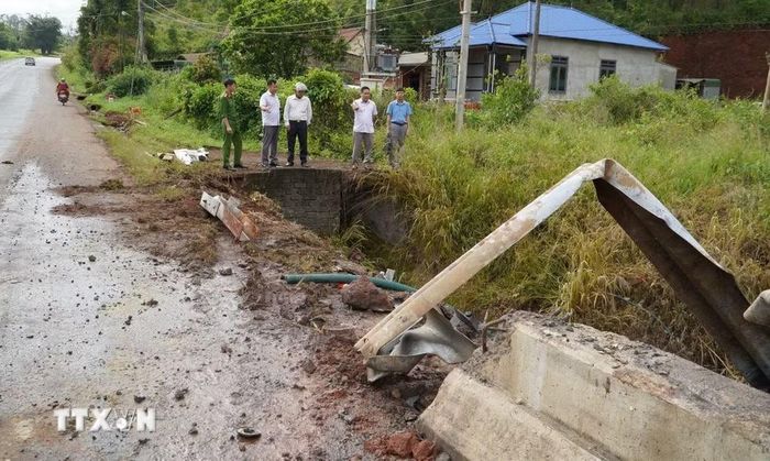 Ngành chức năng kiểm tra hiện trường vụ tai nạn. (Ảnh: TTXVN phát)