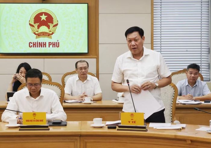 Thứ trưởng Bộ Y tế Đỗ Xuân Tuyên báo cáo công tác 6 tháng đầu năm 2026 của Ban Chỉ đạo liên ngành Trung ương về an toàn thực phẩm. (Ảnh: Lâm Khánh/TTXVN)