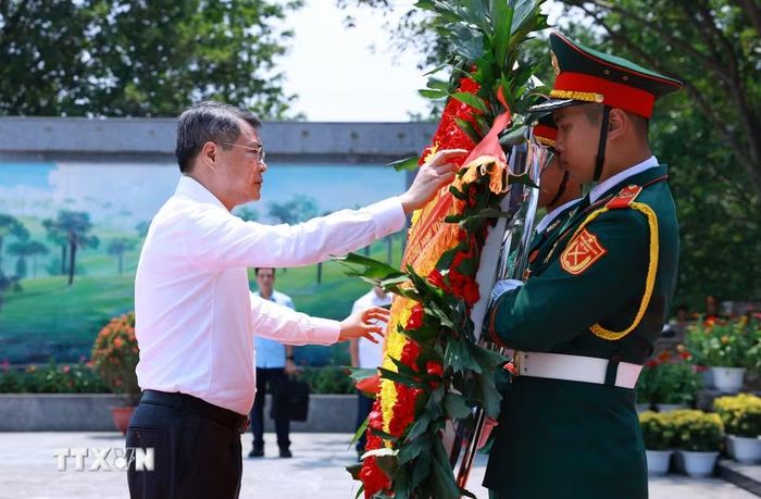 Thủ tướng Lê Minh Hưng dâng hoa tưởng niệm các Anh hùng Liệt sỹ tỉnh Phú Thọ. (Ảnh: Dương Giang/TTXVN)