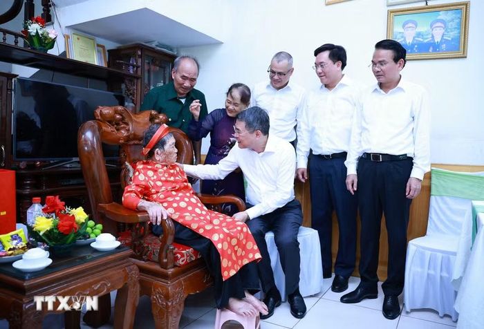 Thủ tướng Lê Minh Hưng thăm Mẹ Việt Nam Anh hùng Nguyễn Thị Phước, sinh năm 1916, tại phường Vân Phú, tỉnh Phú Thọ. (Ảnh: Dương Giang/TTXVN)
