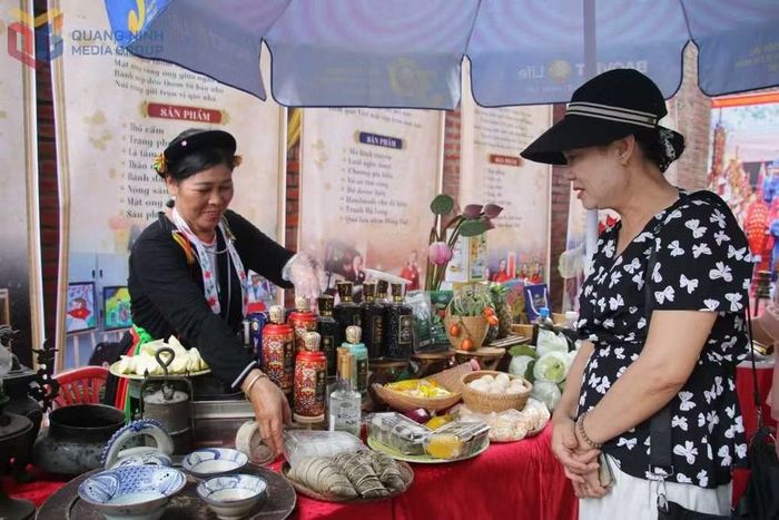 Các gian hàng bán sản phẩm OCOP, ẩm thực truyền thống. (Nguồn: Cổng TTĐT Quảng Ninh)