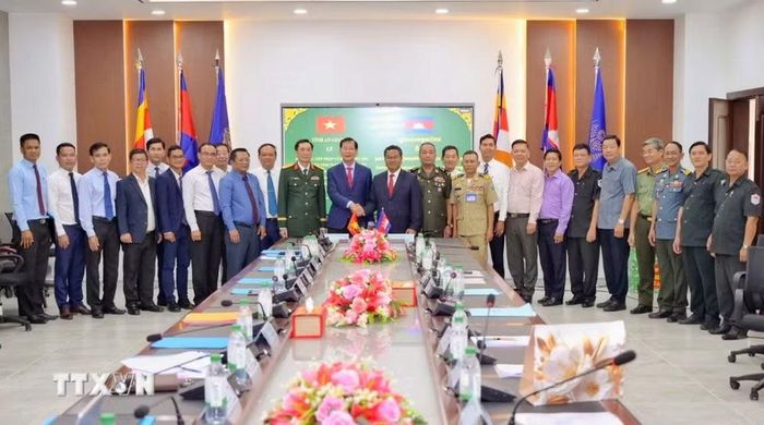 Ban Chuyên trách tỉnh An Giang và Ban Chuyên trách tỉnh Tà Keo chụp ảnh lưu niệm. (Ảnh: TTXVN phát)