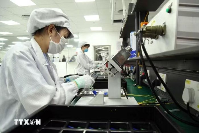Sản xuất linh kiện điện tử Công ty TNHH Star Engineers Việt Nam, tại khu công nghiệp Bình Xuyên. (Ảnh: Nguyễn Thảo/TTXVN)